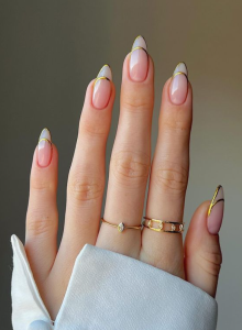 unha em gel nude com detalhes dourados