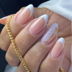 unha em gel nude com detalhe branco