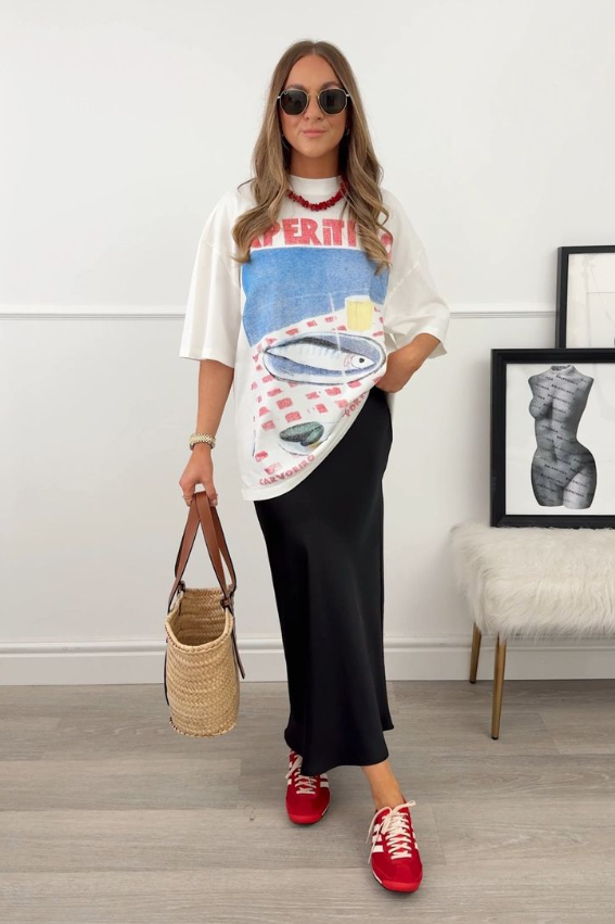 Saia midi com camiseta e tenis - look mais despojado