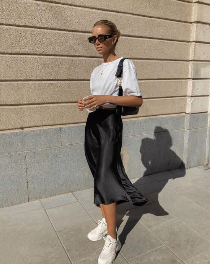 Saia midi com cropped e tenis
