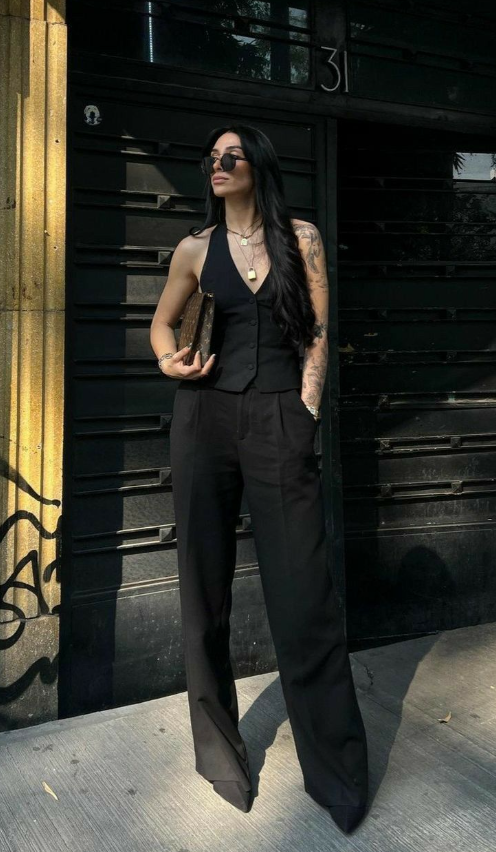 Look monocromático com colete feminino de alfaiataria - preto